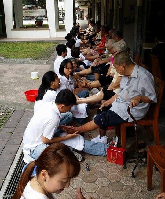 Singapore_Social-Volunteer-healing-and-the-feet-massage-of-old-folks-home-with-essential-oils-2015-1.jpeg